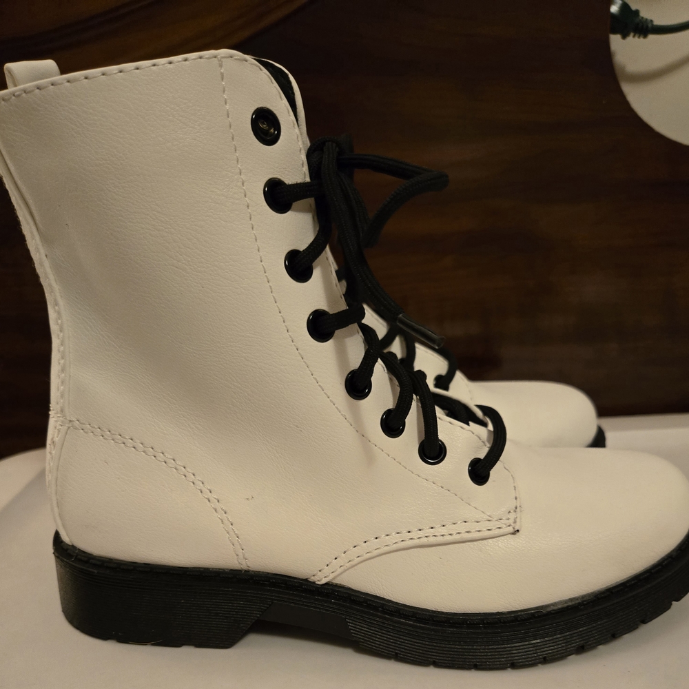 Time and Tru Women's White Lace-Up Boots.  NWOT.  Size 6 1/2